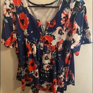 Absolutely adorable top in 2x with nice floral design